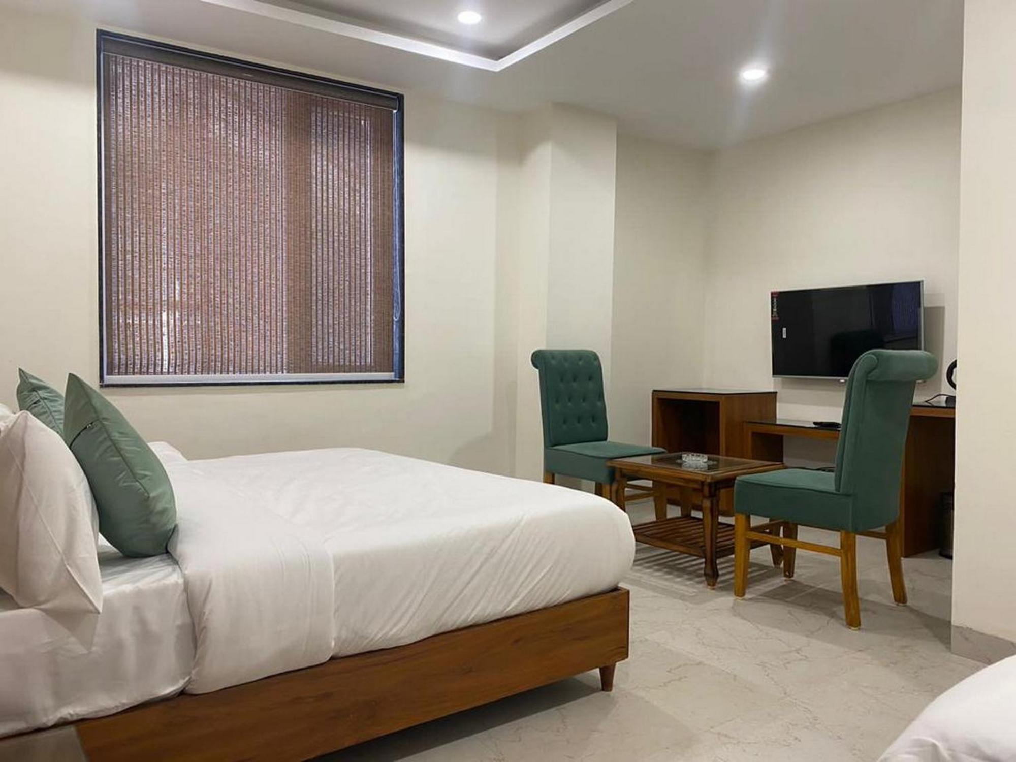 Hotel Eleven Heights Бопал Екстериор снимка