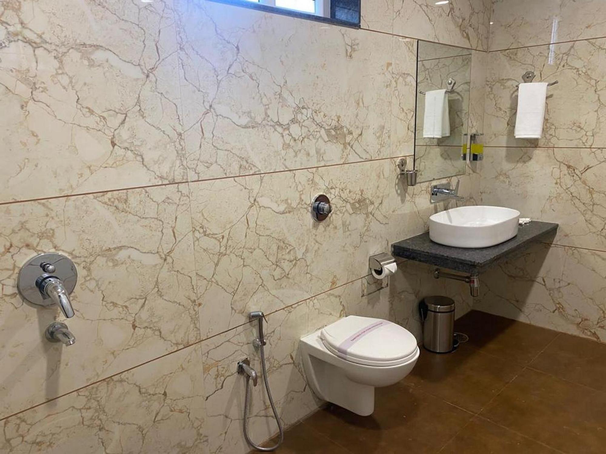 Hotel Eleven Heights Бопал Екстериор снимка
