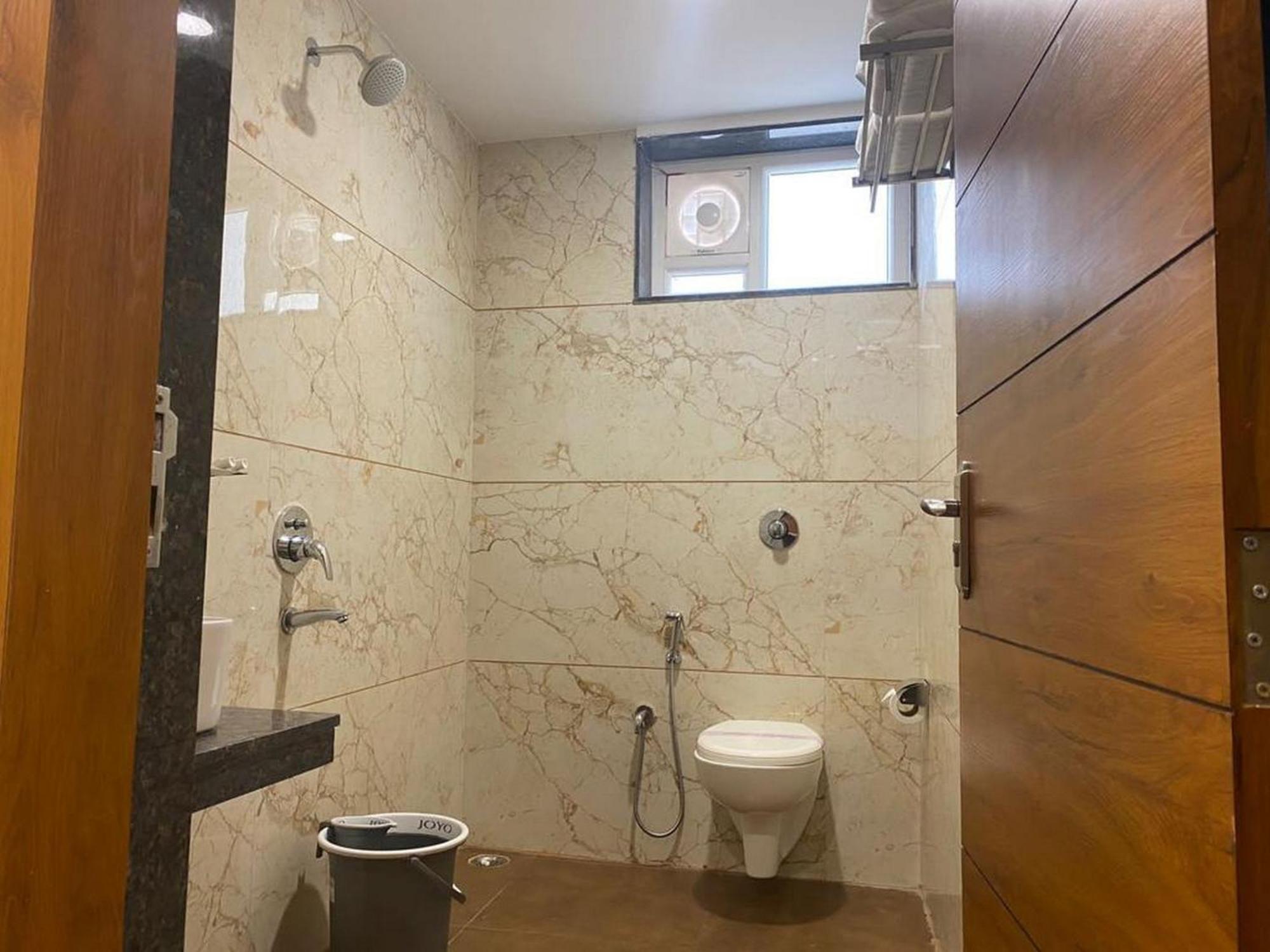 Hotel Eleven Heights Бопал Екстериор снимка