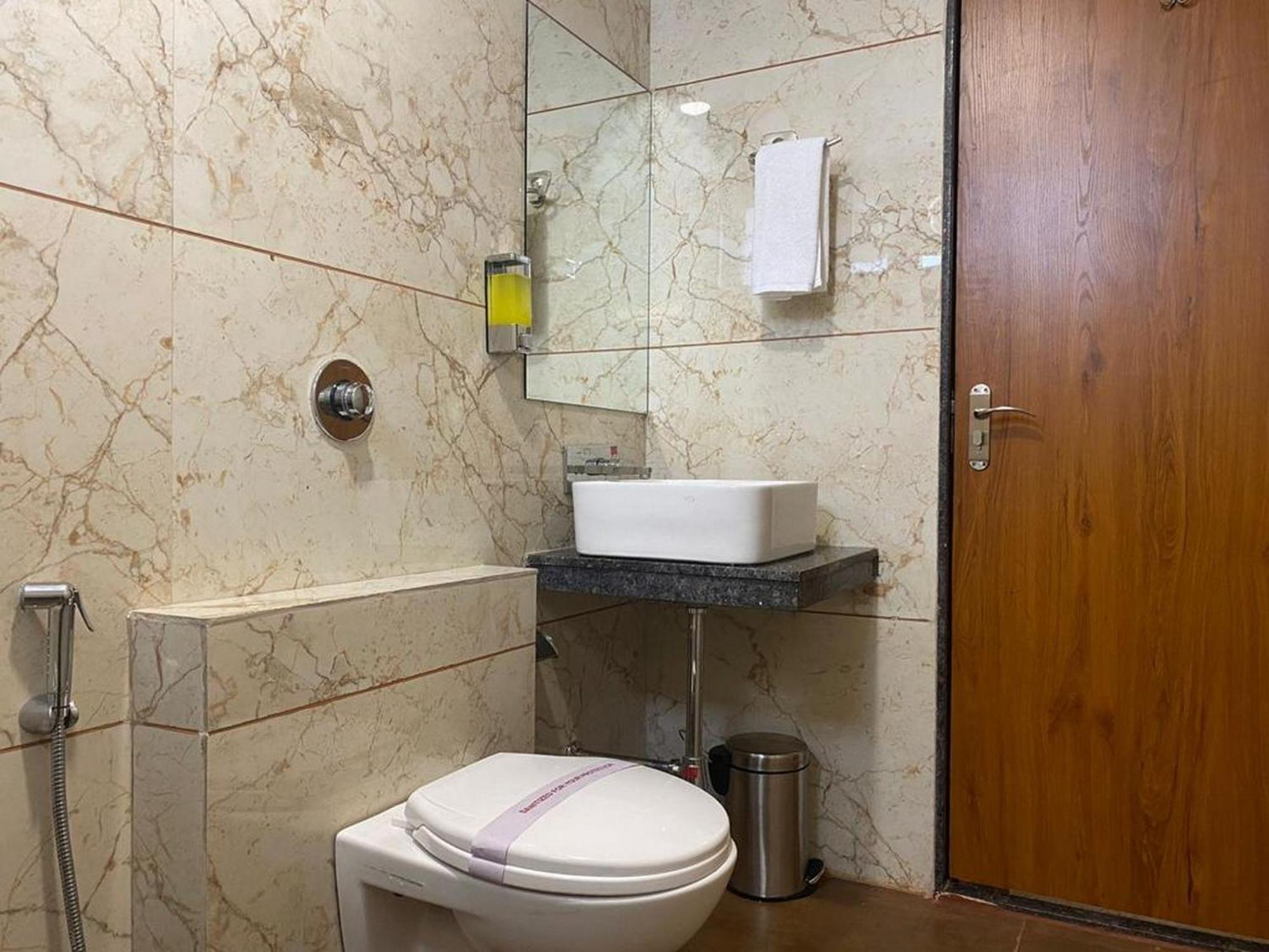 Hotel Eleven Heights Бопал Екстериор снимка