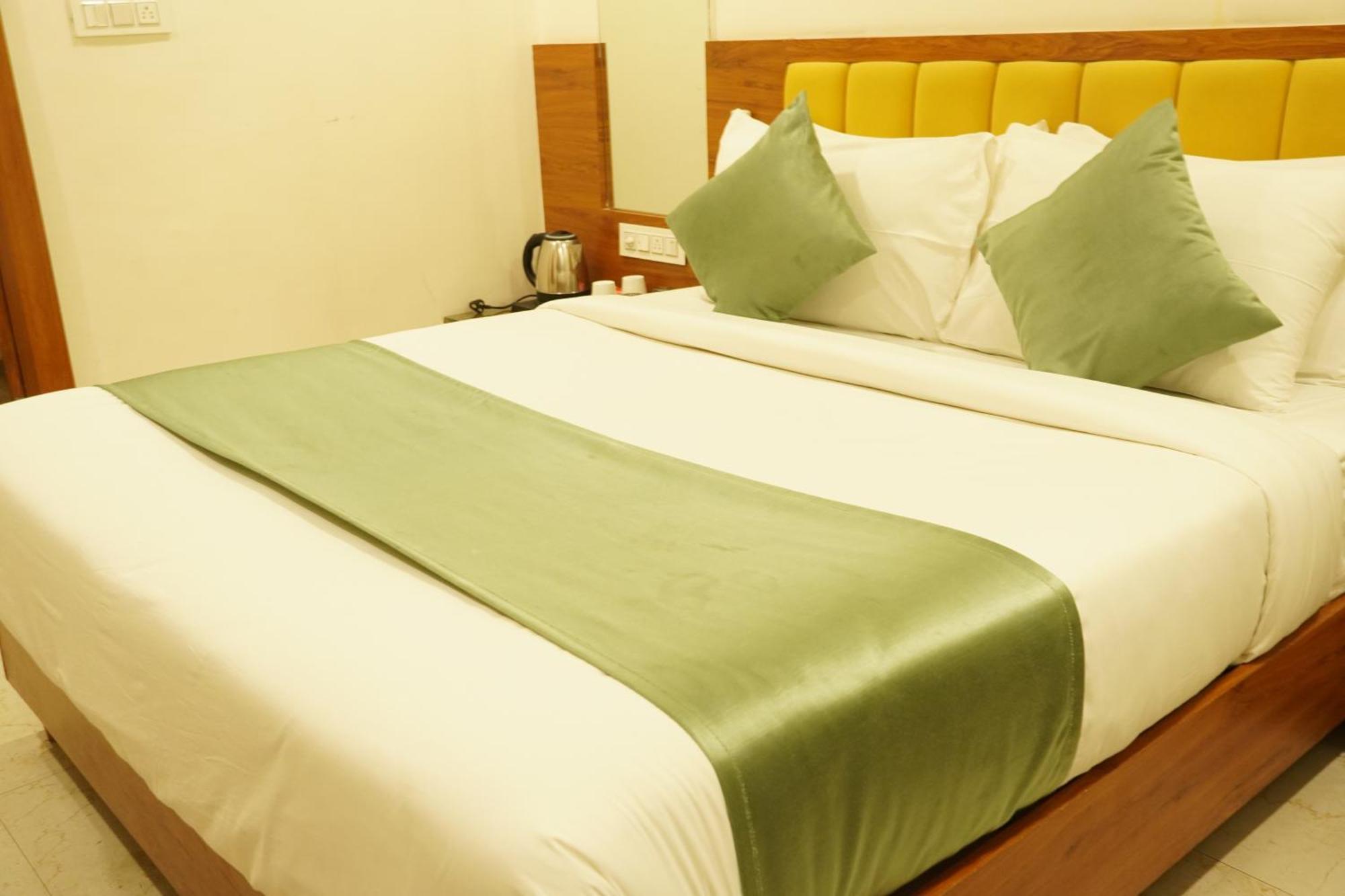 Hotel Eleven Heights Бопал Екстериор снимка