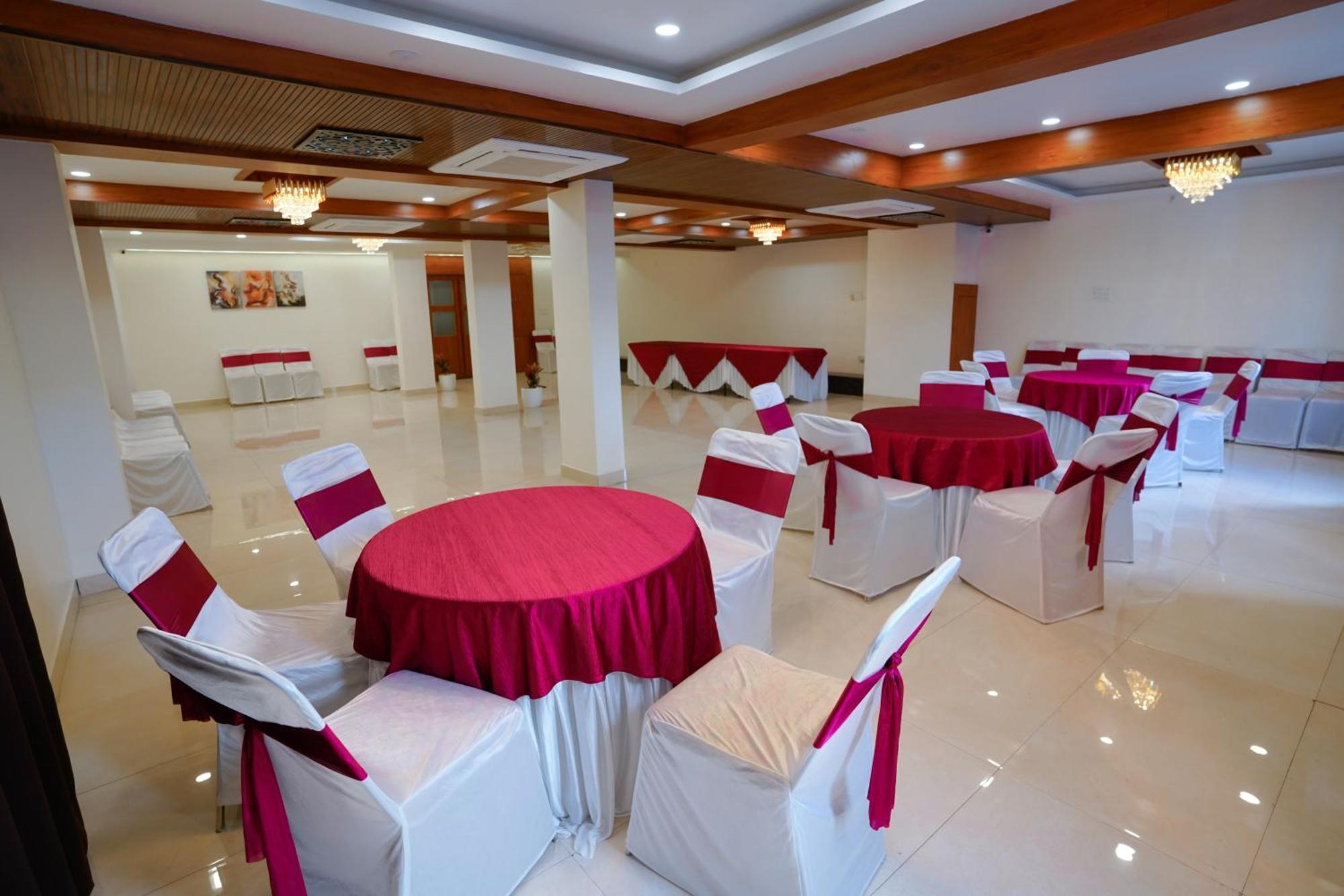 Hotel Eleven Heights Бопал Екстериор снимка