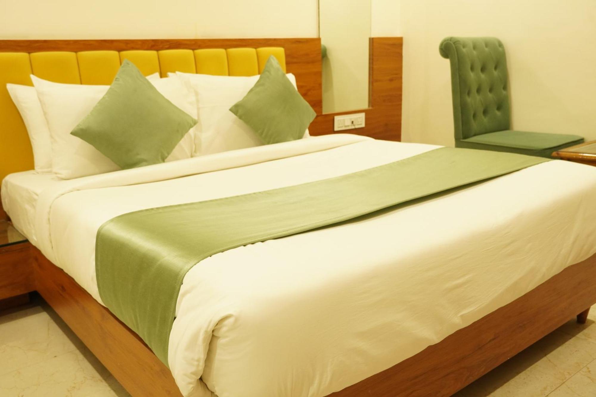Hotel Eleven Heights Бопал Екстериор снимка