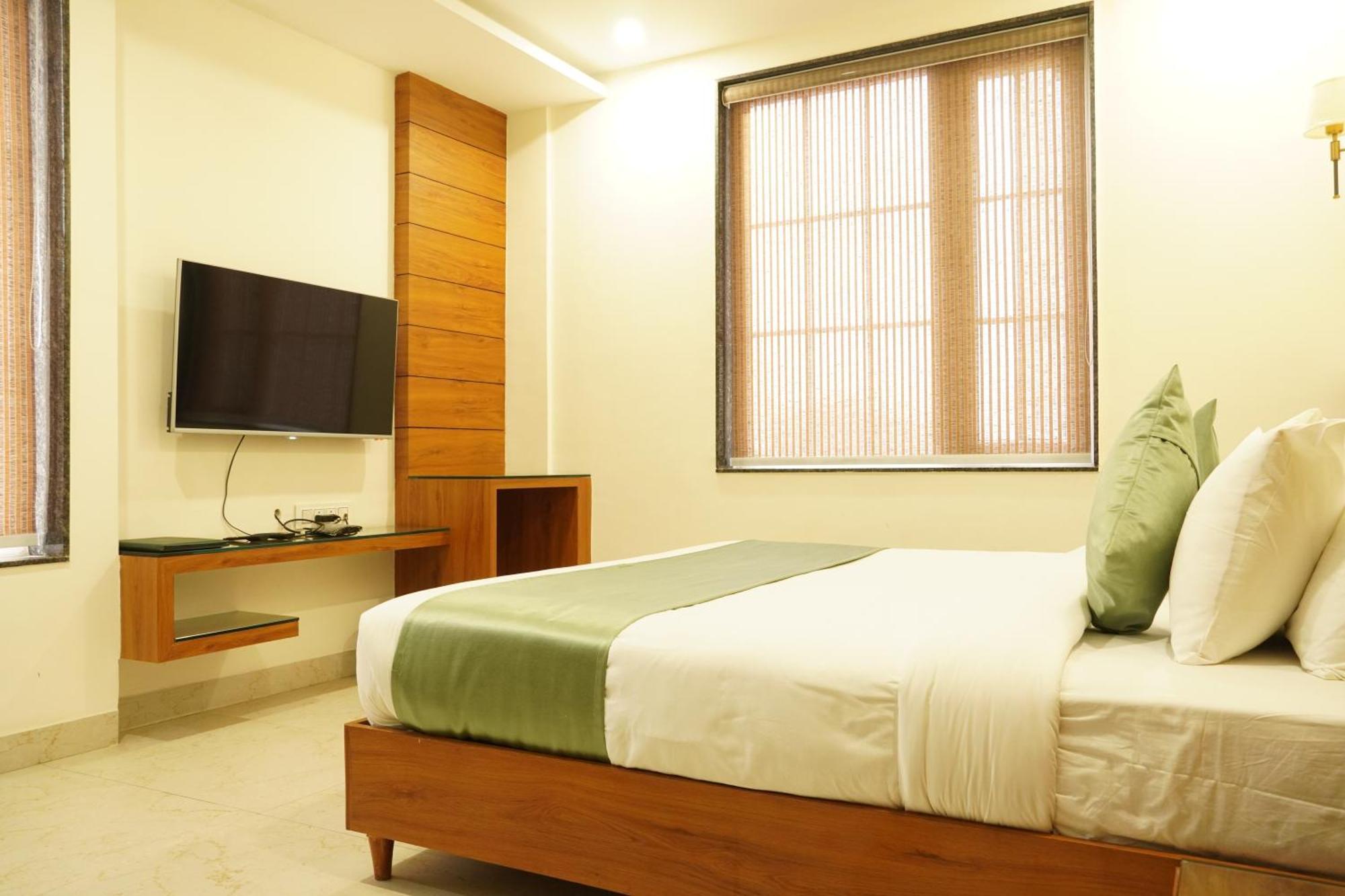 Hotel Eleven Heights Бопал Екстериор снимка