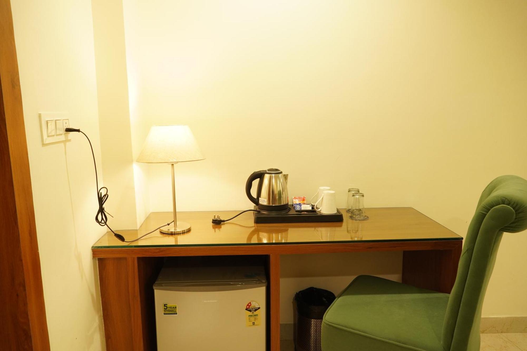 Hotel Eleven Heights Бопал Екстериор снимка