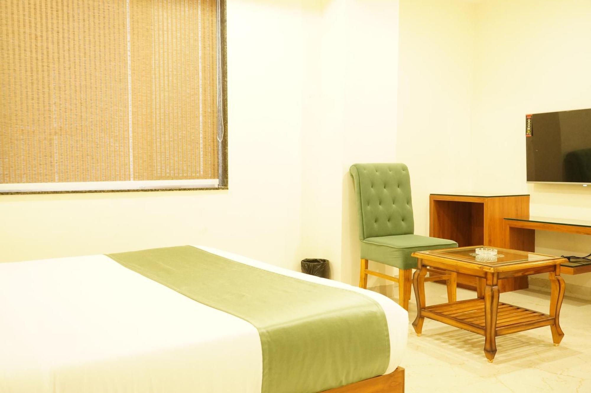 Hotel Eleven Heights Бопал Екстериор снимка