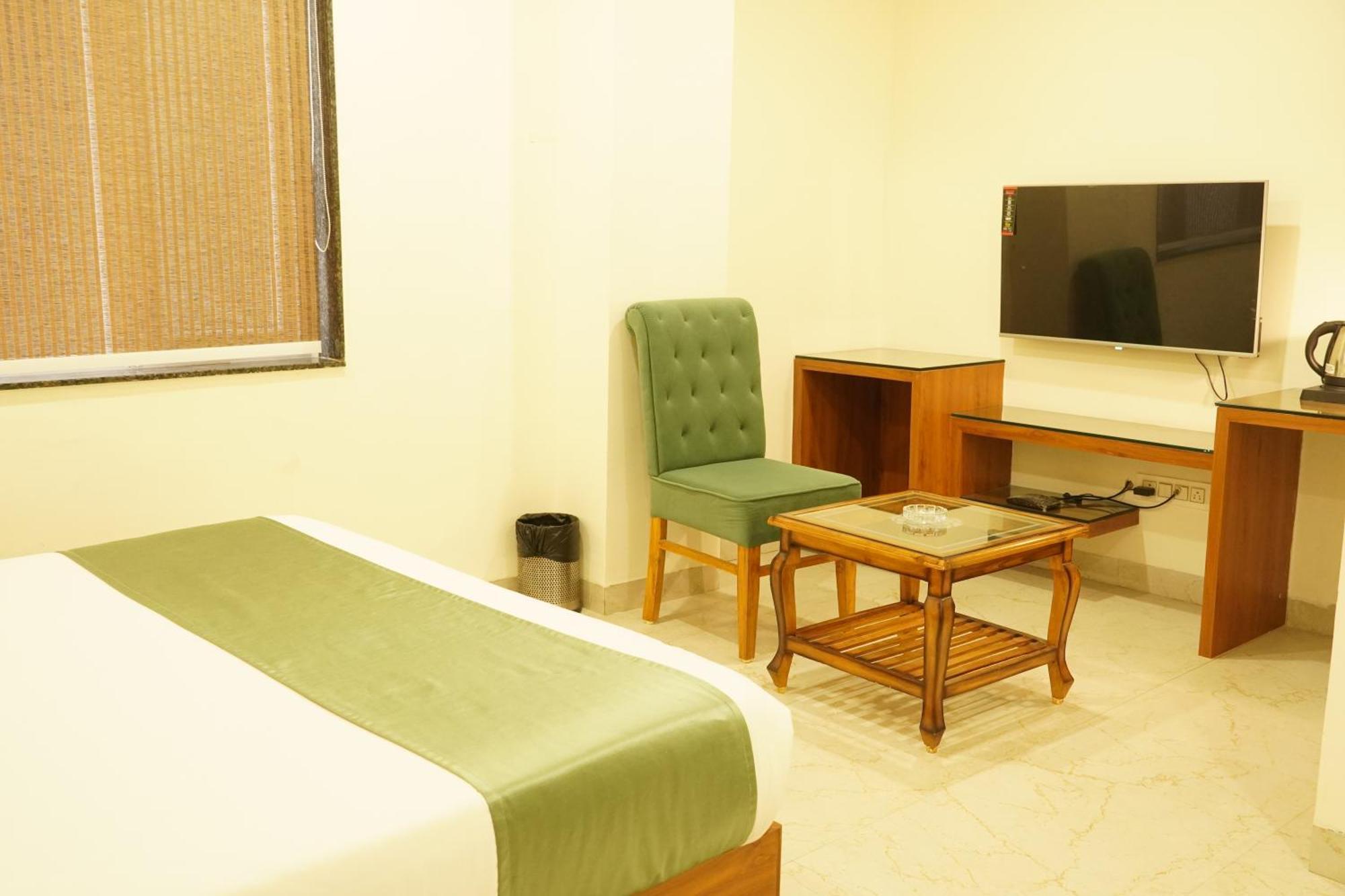 Hotel Eleven Heights Бопал Екстериор снимка