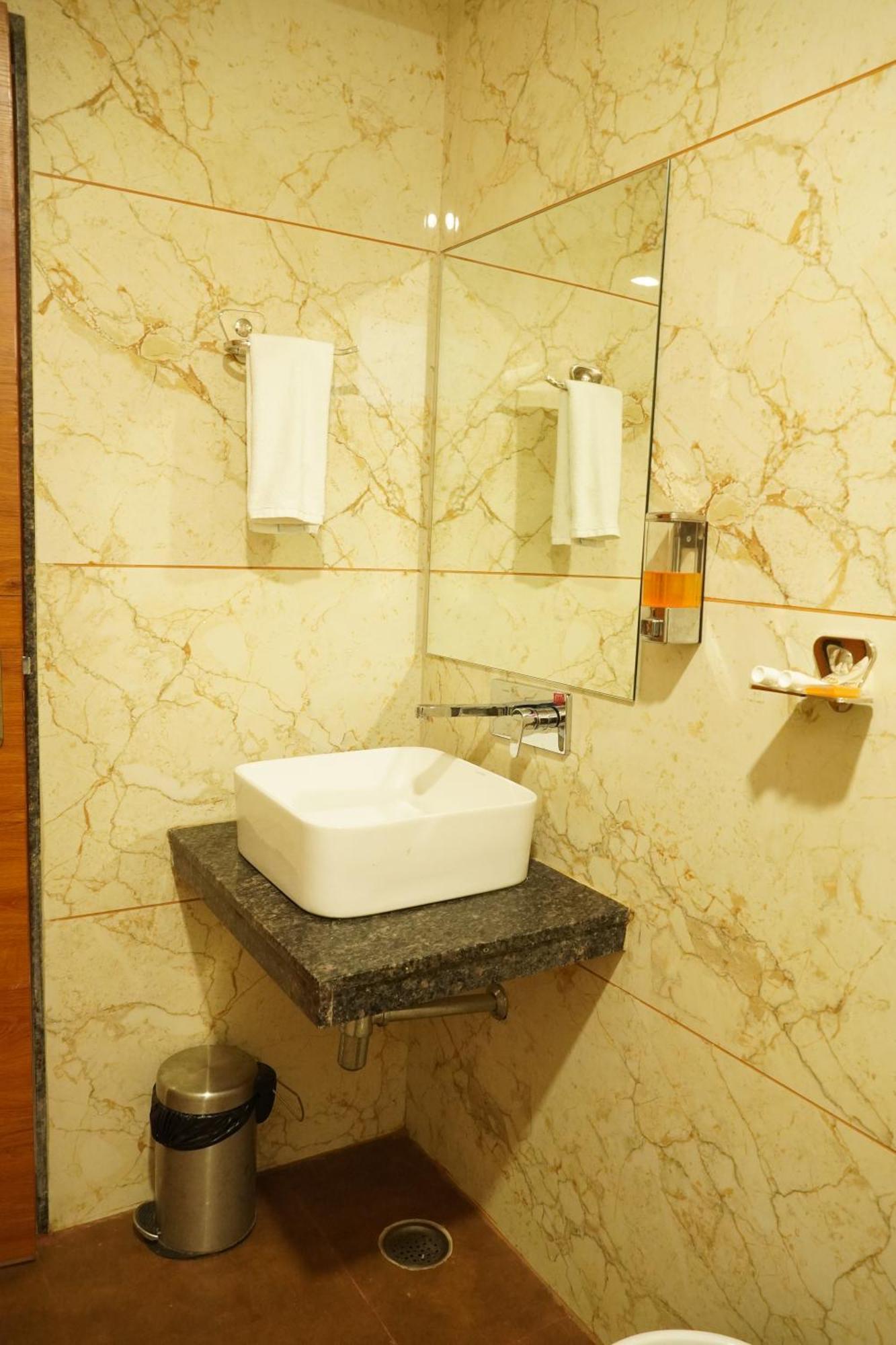Hotel Eleven Heights Бопал Екстериор снимка