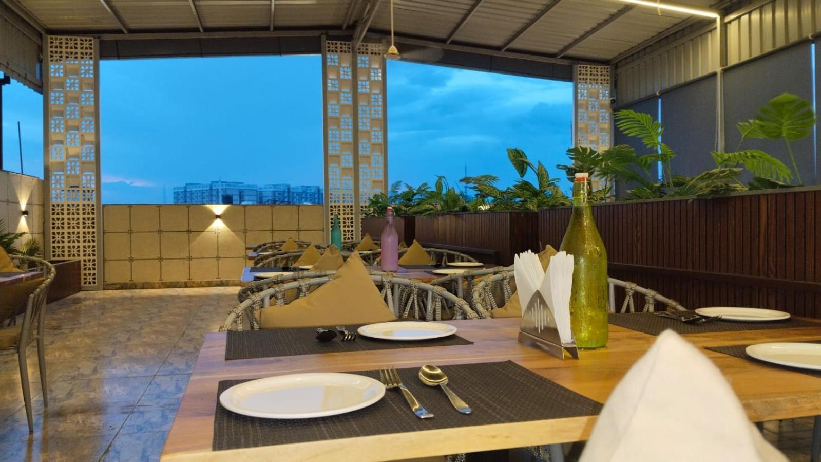 Hotel Eleven Heights Бопал Екстериор снимка
