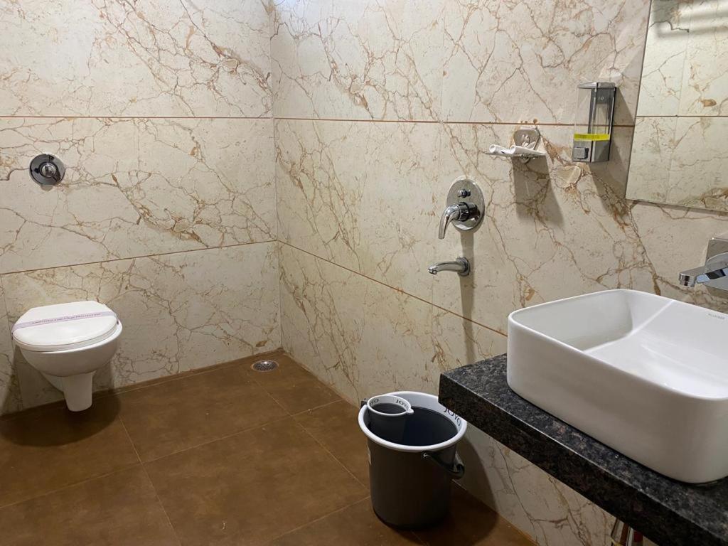 Hotel Eleven Heights Бопал Екстериор снимка